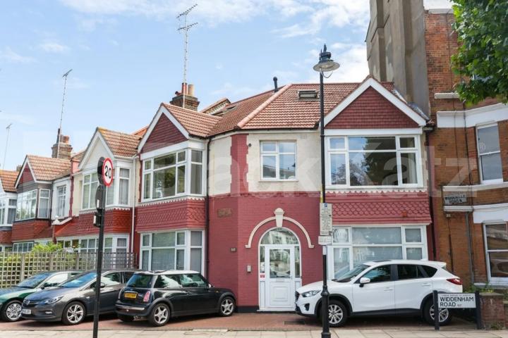 Close by to a tone of amenities and zone 2 underground station  Caledonian Road, Kings Cross